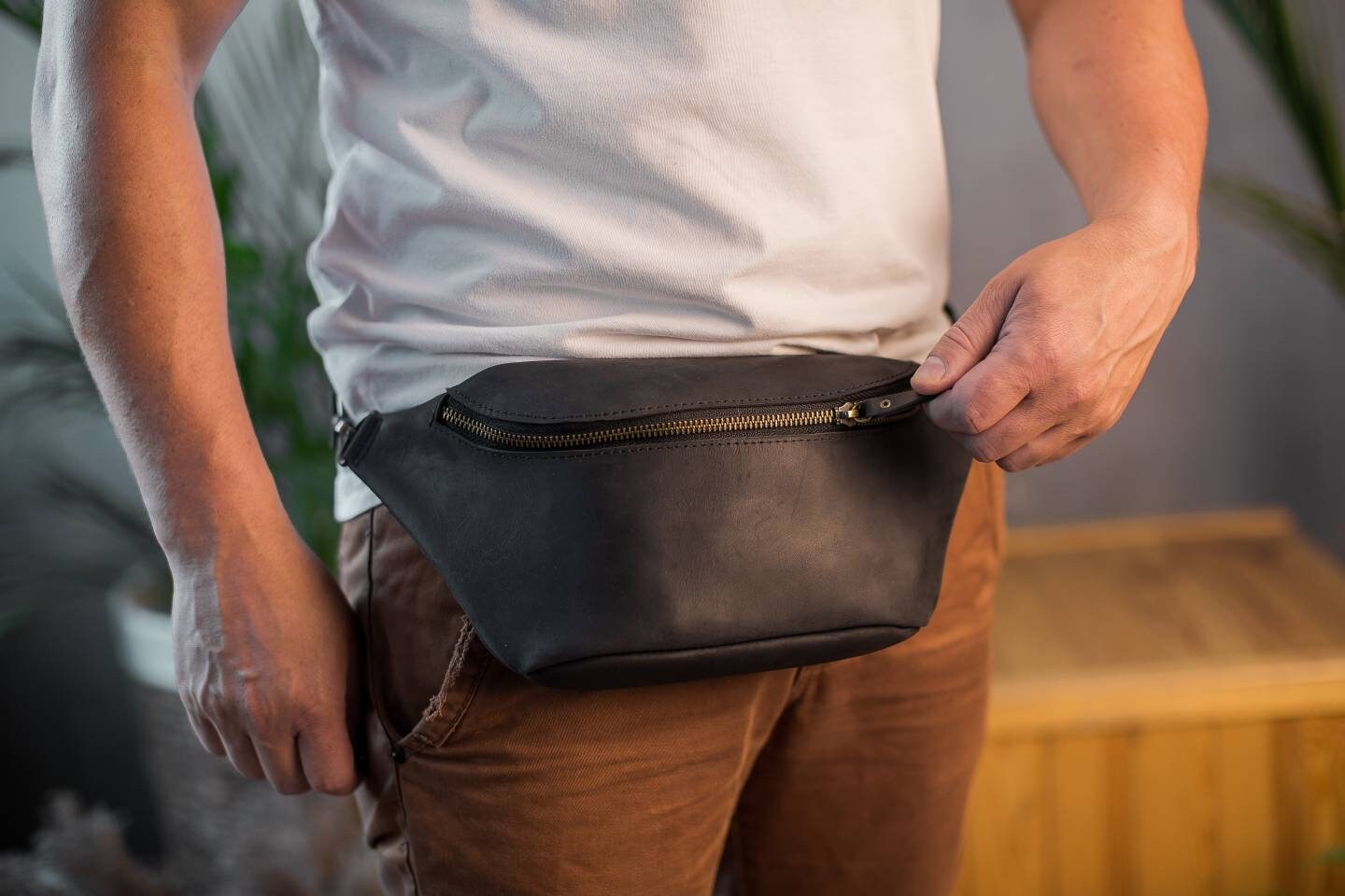 Leatherboss Genuine Leather Designer Travel Fanny Pack Holder Bag with  Waist Belt, Black