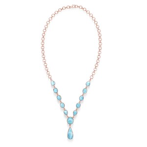 Könnte beinhalten: Eine roségoldene Halskette mit einer Reihe hellblauer Edelsteine. Die Halskette hat ein filigranes Kettendesign mit einem tropfenförmigen Edelsteinanhänger am unteren Ende. Die Edelsteine sind von sanfter, hellblauer Farbe.