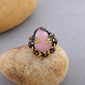 Anillo de ópalo rosa natural para mujer, anillo negro con detalles dorados, hojas y flores, regalo de boda nupcial, joyería de plata de verano, regalo para madre