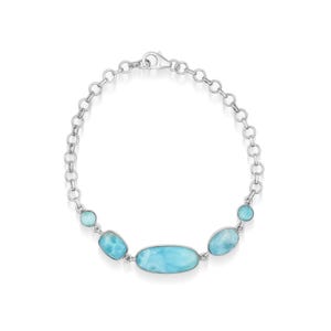 Peut inclure: Un bracelet en argent avec une chaîne et quatre pierres ovales bleu clair. Les pierres ont un motif marbré.