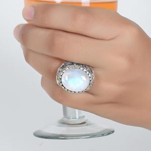 ブルーの派手なムーンストーン 925 スターリングシルバー、オーバルムーンストーンリング、シルバージェムストーンジュエリー、誕生日のギフト、天然ジェムストーン、アースティックリング