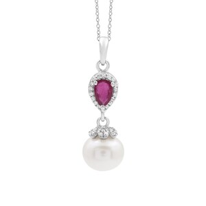 Puede incluir: Un collar de plata con un colgante de rubí en forma de pera rodeado de diamantes más pequeños y una perla blanca.