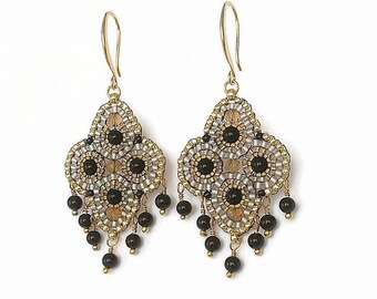 Elegante Abendohrringe aus schwarzem Onyx und Kristallen, Halbedelstein-Anhängerohrringe mit Perlenweberei, 18 Karat vergoldete Haken