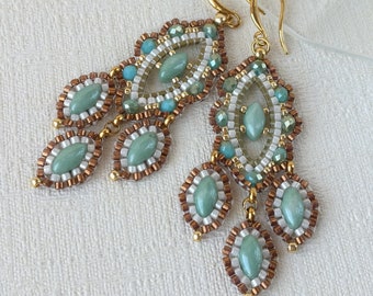 Pendientes colgantes de estilo boho bohemio, pendientes étnicos de bronce con cuentas de turquesa y cristales verdes, pendientes de araña de luz