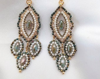 Pendientes colgantes de estilo boho bohemio, pendientes étnicos verde musgo con cuentas miyuki y cristales dorados, pendientes de araña de luz