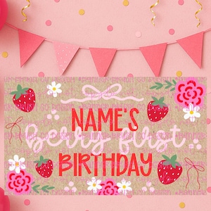 Puede incluir: Una pancarta rosa de cumpleaños con el texto "NAME'S berry first BIRTHDAY" en escritura roja y rosa. La pancarta está decorada con fresas, flores y lazos. Globos rosas y una guirnalda de banderines rosas en el fondo.