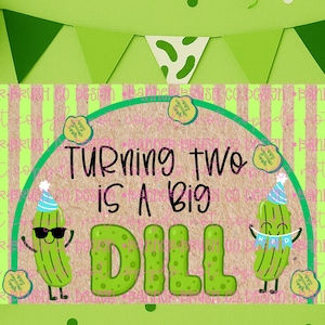 以下が含まれることがあります： 「Turning two is a big dill」の文字が入った黒と緑のバナー。パーティーハットとサングラスをかけた漫画のピクルスが特徴です。背景には緑と黄色の風船と緑のバナーがあります。