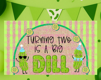 Può includere: Uno striscione con la scritta "Turning two is a big dill" in nero e verde. Lo striscione presenta cetrioli dei cartoni animati con cappelli da festa e occhiali da sole. Palloncini verdi e ghirlanda sullo sfondo.