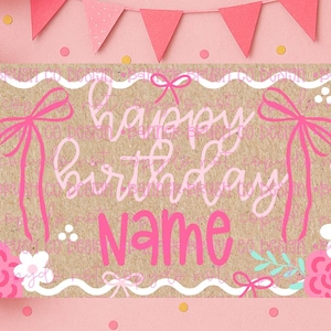 Könnte beinhalten: Ein rosa-braunes Geburtstagsbanner mit den Worten "happy birthday Name" in einer Schreibschrift. Das Banner ist mit rosa Schleifen, Blumen und Blättern verziert. Rosa Luftballons und ein rosa Banner befinden sich im Hintergrund.