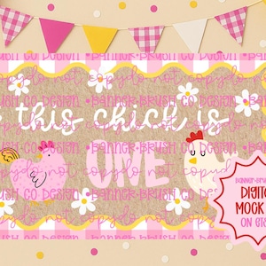 Puede incluir: Una pancarta rosa y blanca con el texto "this chick is one" e ilustraciones de pollos y margaritas. La pancarta está decorada con globos rosas y amarillos y una guirnalda de banderines.