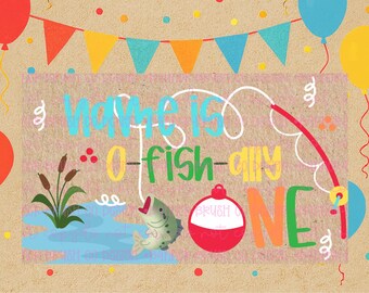 Può includere: Grafica a tema compleanno con la scritta "Name is One-fish-ally One". Il design include una canna da pesca, un pesce, un galleggiante, palloncini e uno striscione con gagliardetti colorati. Lo sfondo è di colore marrone chiaro.