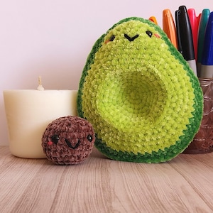 Avocado Crochet Plushie, Fluffy Soft Green Amigurumi Crochet Toy, Velvet Squishy Stress Ball, Desk Buddy, Play Food with removable pit