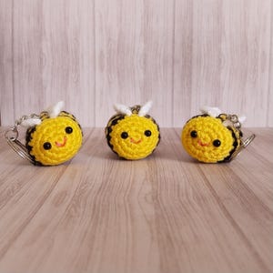 Llaveros de peluche de abeja de ganchillo, llavero de animal blando amigurumi, pelota antiestrés portátil, accesorio de insecto de ganchillo con rayas amarillas