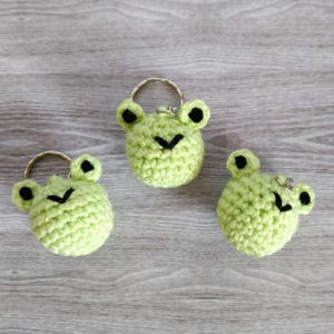 Llavero de rana de ganchillo, llavero de animal verde brillante, juguete blando y antiestrés, colgante portátil con forma de animal salvaje, compañero de viaje amigurumi