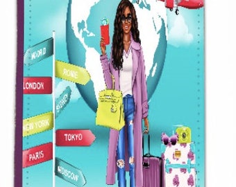 Puede incluir: Una funda de pasaporte con una ilustración colorida de una mujer viajando. La mujer lleva un abrigo morado, jeans azules y gafas de sol. Lleva un pasaporte y una maleta. El fondo presenta un globo terráqueo, un avión y señales que apuntan a diferentes ciudades del mundo.