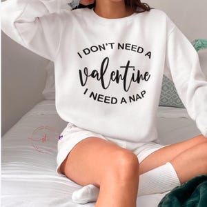 Eu não preciso de um dia dos namorados, preciso de uma soneca T-SHIRT | CAMISETA