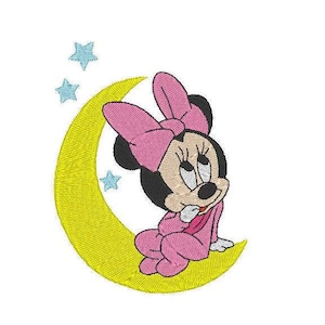 Può includere: Ricamo di un topo dei cartoni animati con un vestito e un fiocco rosa, seduto su una luna crescente gialla con stelle blu.