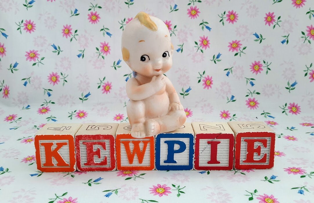 Poupée Kewpie tissu et tête en porcelaine vintage style Delft blanc Poupée Kewpie tissu et tête en porcelaine vintage style Delft blanc