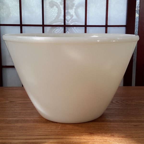Vintage Fire-King Anchor Hocking Ivory/White Milk Glass Splash Proof 7.5’’ Mixing Bowl (2 Available – Sold Separately)
