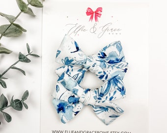 Blaue florale Krokodilklemmen-Haarschleifen – Zopfschleifen-Set