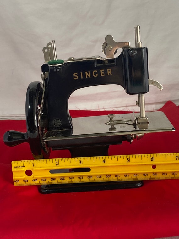 Vintage Child's Sewing Machine, Singer Sewhandy Model 20, Original Box and  Booklet Included, Collectors Item 