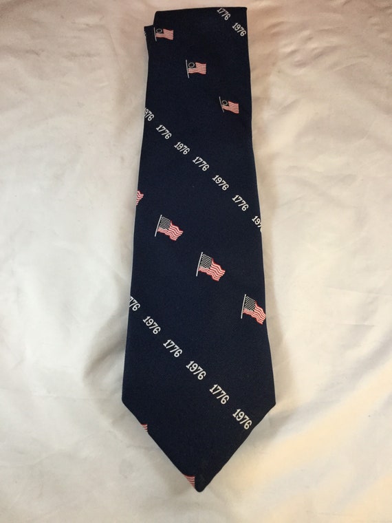 Cravate Vintage Patriotique USA 100% Soie Mark Pendleton - Occasion En Excellent état, Motif Drapeau Américain, Pour Collectionneurs