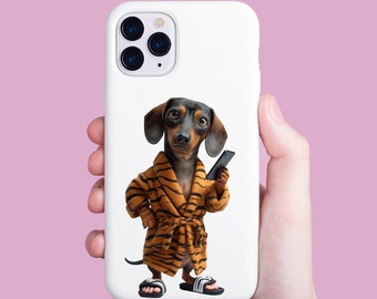 Könnte beinhalten: Weißes Handycase mit einem Dackel, der einen tigergestreiften Bademantel und Sandalen trägt und ein Smartphone hält. Der Hund hat schwarzes und braunes Fell. Das Case hat eine Kamera und einen Blitz.