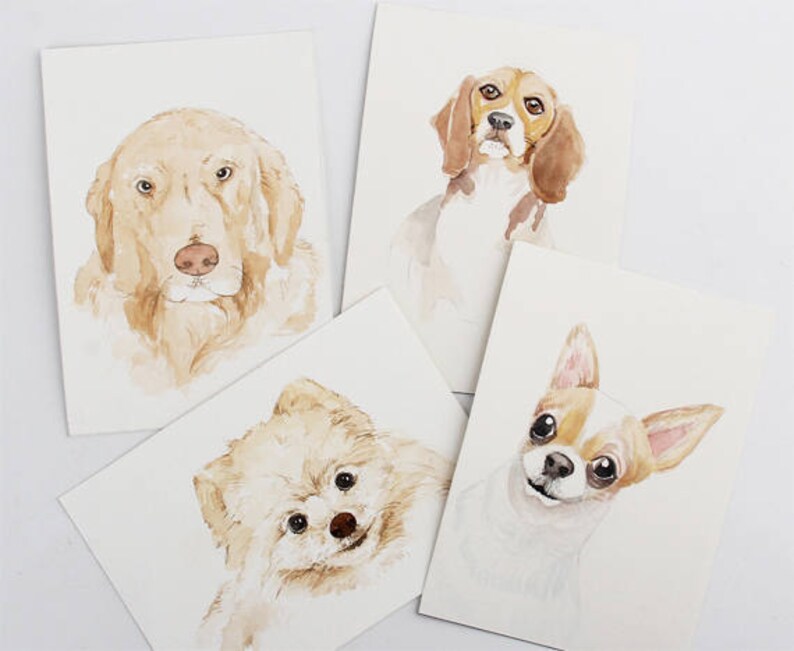 Pu&ograve; includere: Tre acquerelli di cani. Il primo dipinto &egrave; di un golden retriever con gli occhi marroni. Il secondo dipinto &egrave; di un beagle con pelo marrone e bianco. Il terzo dipinto &egrave; di un chihuahua con pelo marrone e bianco.