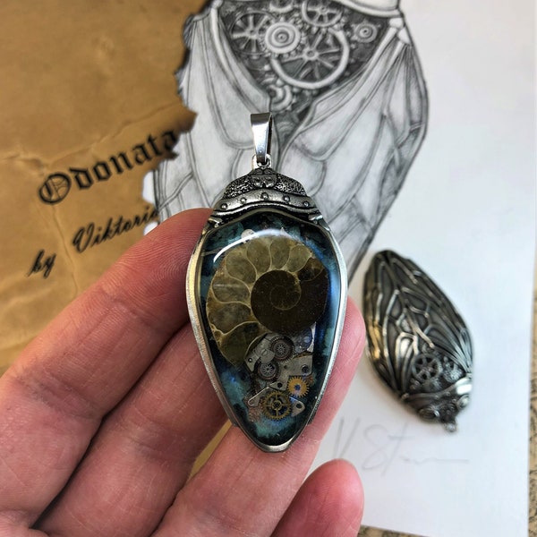 Steampunk Bilateral Pendant Cicada - Ammonite, Vintage Watch Parts. Clockwork Necklace. Pewter Jewelry. Resin Jewelry. Bruke Pendant.