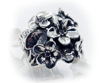 Anello in argento viola con fiore di nascita di febbraio