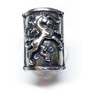 Anillo de plata de ley con escudo de caballo y rubí
