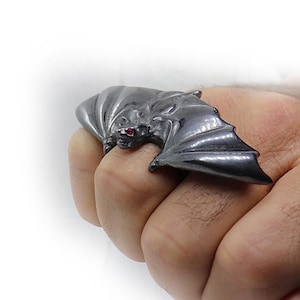 Anello IRC in argento nero con ala di pipistrello e occhi di rubino