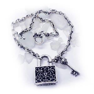 Collar de ataúd de plata esterlina con candado de murciélago y llave maestra con rubíes