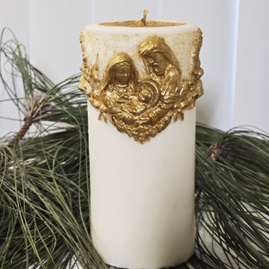 Joyeux Noël. Grande belle bougie faite main de palmier du Christ est né