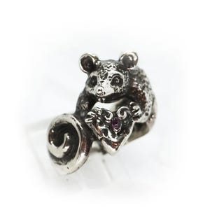 Anillo de plata con forma de rata y queso en forma de corazón con piedra rubí