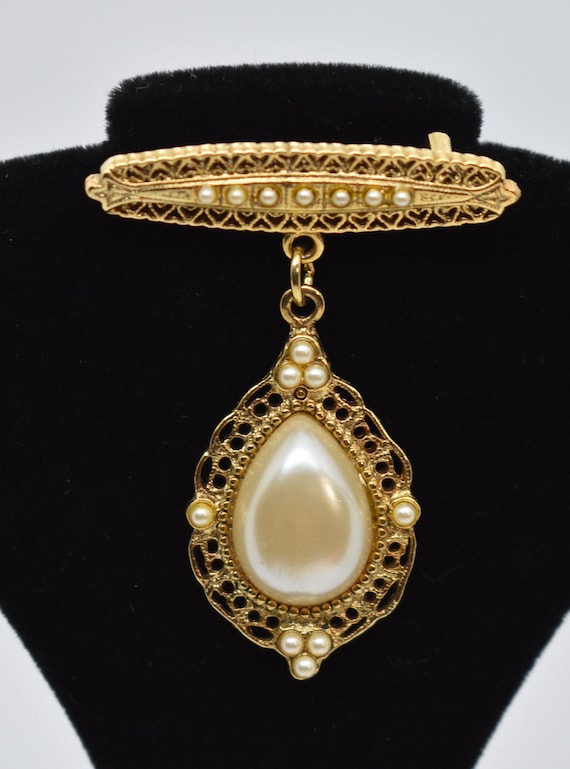 1928 Jewelry Co. Company Faux Pearls Pin Vintage D
