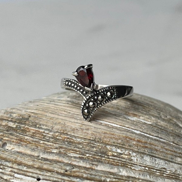 Vintage 925 Sterling Silver Garnet & Marcasite Ring