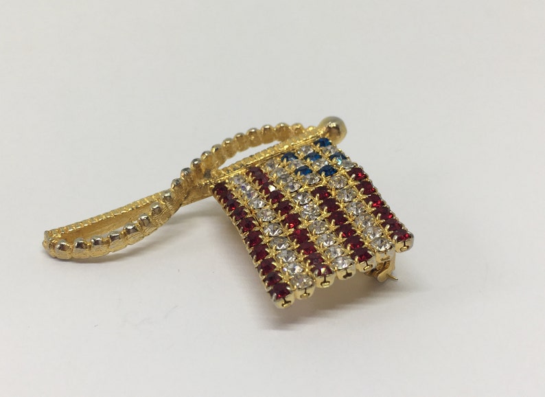 Vintage Gold Tone /& Rhinestones American Flag Brooch Signed Rafaelian