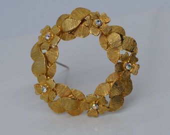 Vintage Signed AMERIQUE Gold Tone Aurora Borealis Floral Wreath Brooch Pin