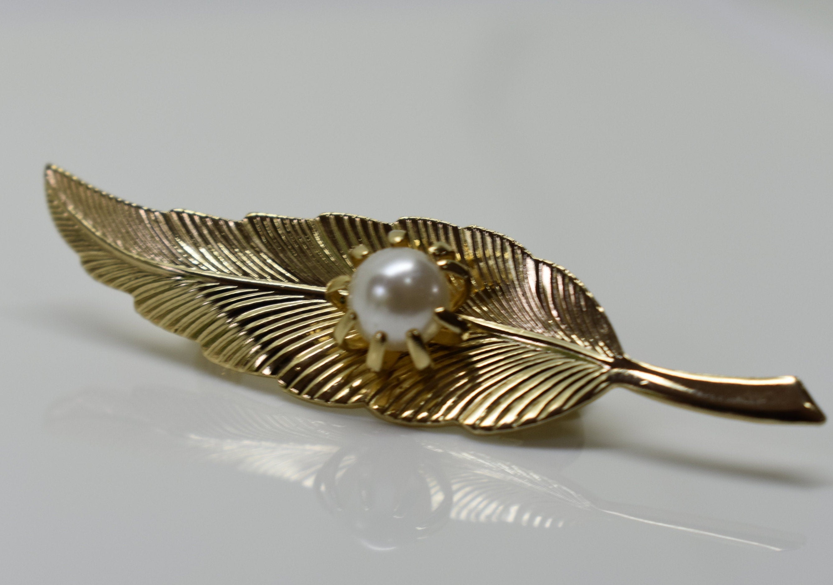 Vintage Gold tone Ivy Leaf Pearl accent Brooch Pin