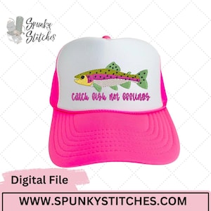Puede incluir: Gorra de camionero rosa neón con un panel frontal blanco. La gorra presenta un diseño de pez bordado en amarillo, verde y morado, con la frase "Catch fish not feelings" en escritura morada. La gorra es un archivo digital.