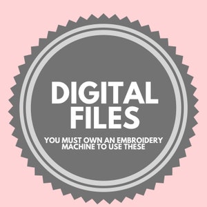 Pode incluir: Um distintivo circular cinza e branco com as palavras "DIGITAL FILES" em letras brancas em negrito. Abaixo, um texto menor diz "YOU MUST OWN AN EMBROIDERY MACHINE TO USE THESE". O fundo &eacute; rosa claro.