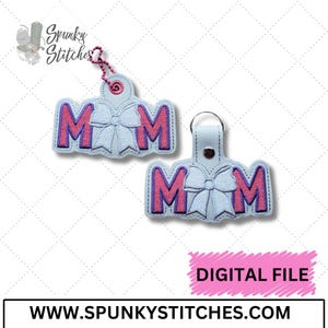 Mama mit Schleife und Schlüsselanhänger – In-the-Hoop Stickmuster – ITH Stickdatei von Spunky Stitches