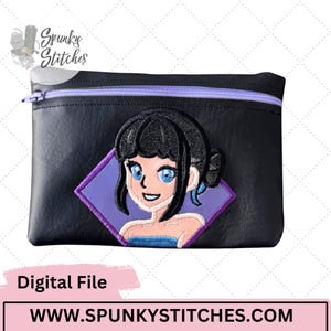 Op de afbeelding: Zwarte etui met ritssluiting met een geborduurd cartoonmeisje op een paarse en lavendelkleurige ruit. Het meisje heeft zwart haar, blauwe ogen en een blauwe top. De tekst "Digital File" en "WWW.SPUNKYSTITCHES.COM" staan onderaan.