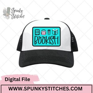 Op de afbeelding: Zwarte en witte truckerpet met een wit voorpaneel. Het toont een turquoise rechthoek met boekgerelateerde pictogrammen en het woord "BOOKISH". De pet heeft een zwarte klep en een mesh achterkant, ideaal voor boekenliefhebbers.