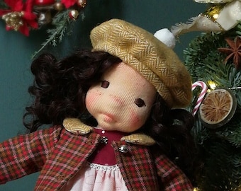 Muñeca artista Juliette de inspiración Waldorf en fibras naturales, para colección