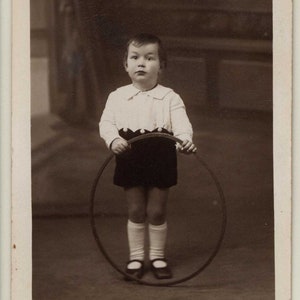 ビンテージ写真 フープを持つ子供 RPPC 1929