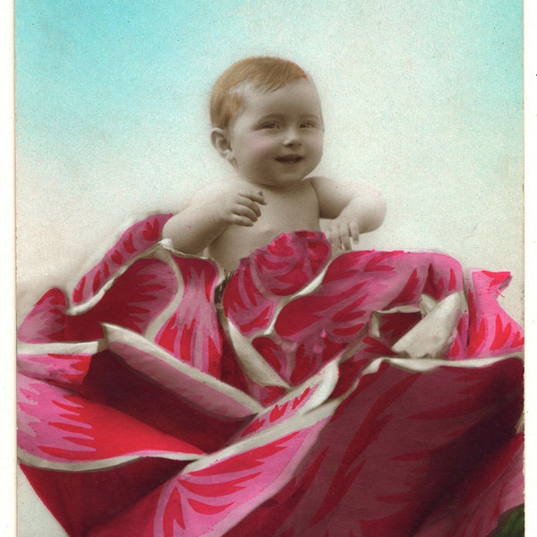 vintage photo ancienne  RPPC bébé dans un chou... rouge !