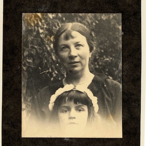 Vintage foto snapshot - jong meisje en haar moeder