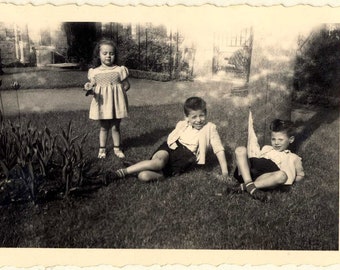 vintage photo ancienne  snapshot trop bêtes ces garçons ! 1951 Chatou